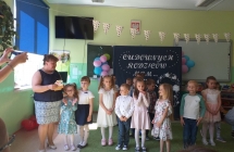 Nauczycielka sklada zyczenia rodzicom i dzieciom z grupy VI z okazji Dnia Mamy, Taty i Dnia Dziecka