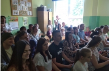 Rodzice ogladaja wystepy dzieci (1)