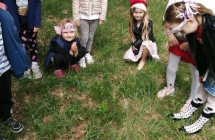 Dzieci obserwuja mrowisko (2)