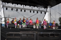 Dzieci z gr. VII z pomponami.