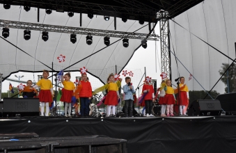 Dzieci z gr. VI z kwiatami.