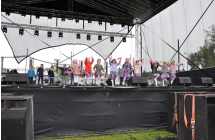 Dzieci z gr. V tancza z chusteczkami.