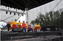 Dzieci z gr. VI tancza na scenie.