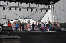 Dzieci z gr. V spiewaja.