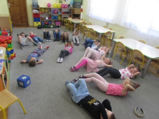 gr. III Kubusiowi Przyjaciele Natury - zabawa z kostka ruchu