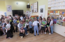 gr. III Dzien Mamy i Taty - wreczenie upominkow