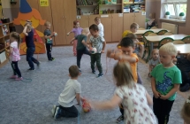 zabawy skakankami pilkami