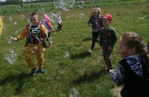 Dzien Dziecka lapanie baniek mydlanych_resized_20220605_095809155