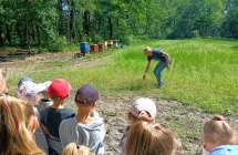 dzieci zwiedzaja pasieke