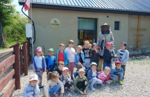 dzieci z gr. V w towarzystwie pszczelarza