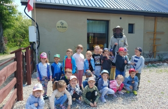 dzieci z gr. V w towarzystwie pszczelarza