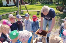 dzieci ogladaja budowe ula