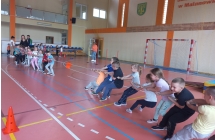 Dz. z gr. VII przeciagają linę na hali sportowej.