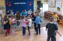 Radosne dzieci  z gr. VII  tańczą w parach z balonami.