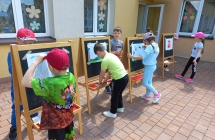 Dz. z gr. VII rysują na sztalugach.