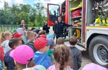 Dz. z gr VII ogladają wyposażenie wozu strażackiego.