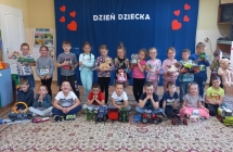 Dzieci z gr. VII z ulubionymi zabawkami.