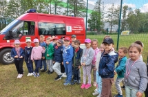 Dzieci z gr. VII na tle samochodu strażackiego