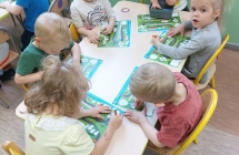 dzieci wykonuja karte pracy