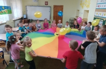 Zabawa z chusta animacyjna i balonami