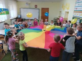 Zabawa z chusta animacyjna i balonami