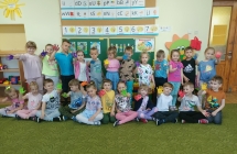 Przedszkolaki z gr. Kotki z pomalowanymi dlonmi