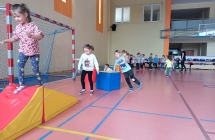 Przedszkolaki pokonuja tor na hali sportowej