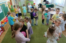 Dzieci tancza w parach z balonami