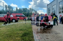Dzieci probuja swoich sil w zawodach strazackich