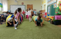 Dzieci pokonuja tunele