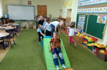 Przedszkolaki pokonuja tor przeszkod