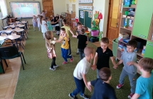 Dzieci biora udzial w przedszkolnej dyskotece
