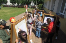 gr. III Dzien Dziecka - malowanie na sztalugach w ogrodzie (2)