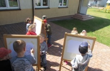 gr. III Dzien Dziecka - malowanie na sztalugach w ogrodzie