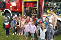 zdjecie dzieci ze strazakiem