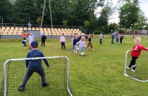 dzieci graja w pilke