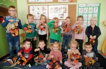 Zdjecie grupowe z wiankami z lisci