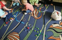 Zabawy kolorowymi nakretkami