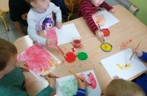 Malowanie farbami po obrazku rysowanym swieczka