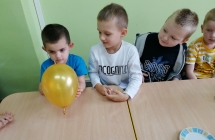 Eksperyment Patyk w balonie