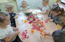 Dzieci wykonuja przyrodnicze obrazki