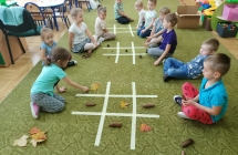 Gra Kolko krzyzyk w wykoaniu dzieci z uzyciem okazow przyrodniczych