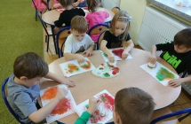 Dzieci wykonuja prace plastyczna z uzyciem folii babelkowej