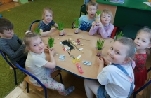 Dzieci wykonuja ozdoby wielkanocne z odpadow