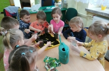 Dzieci tworza doniczki z odpadow