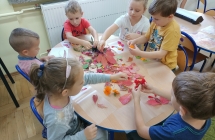 Przedszkolaki tworza kompozycje plaski z platkow kwiatow