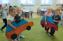 Zabawa tematyczna nt. bezpieczenstwa na drodze z uzyciem aut z kartonu