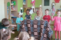 Teatr z natury - zabawa z uzyciem kukielek