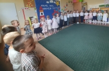 dzieci podczas wystepu