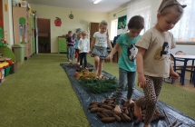Dzieci przechodza przez sciezke sensoryczna